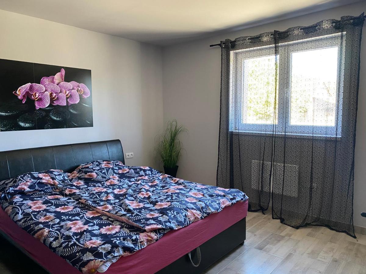 Veronika Vendeghaz Muraratka Buitenkant foto